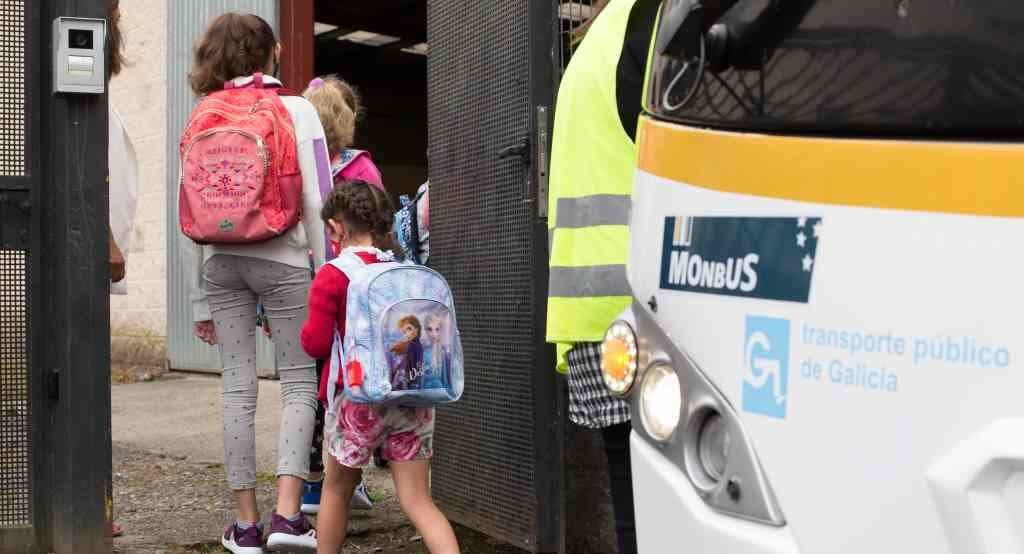 Estudantes de Carballo con dereito a transporte escolar teñen que ir andando aos centros porque os vehículos van completos. (Foto: Europa Press)