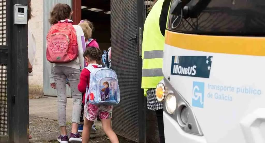 Estudantes de Carballo con dereito a transporte escolar te&ntilde;en que ir andando aos centros porque os veh&iacute;culos van completos. (Foto: Europa Press)