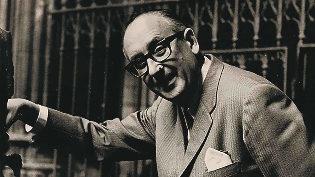 Álvaro Cunqueiro durante a súa viaxe a Bretaña en 1964. (Foto: RAG)