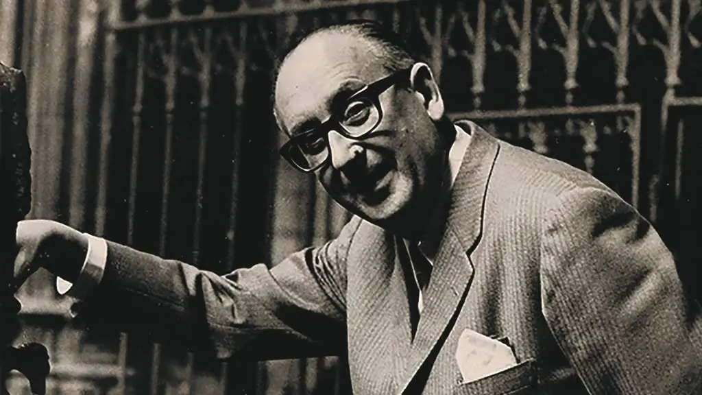 &Aacute;lvaro Cunqueiro durante a s&uacute;a viaxe a Breta&ntilde;a en 1964. (Foto: RAG)