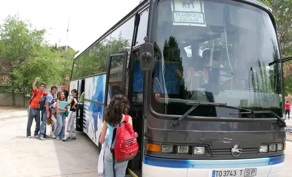 Estudantes de Carballo con dereito a transporte escolar te&ntilde;en que ir andando aos centros porque os veh&iacute;culos van completos. (Foto: Europa Press)