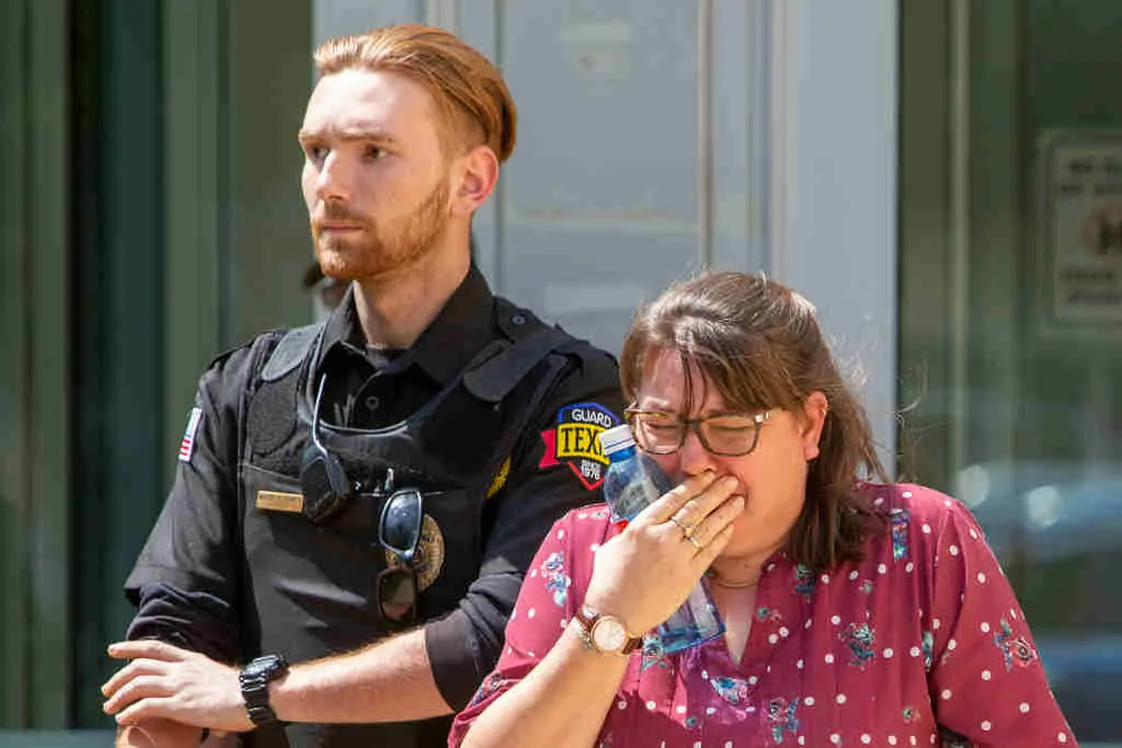 Unha muller chora en Uvalde, Texas (EUA), ap&oacute;s comunicarse a morte de 19 estudantes e dous profesores nun tiroteo en maio nun colexio. (Foto: San Antonio Express-News / SanAnto / DPA)