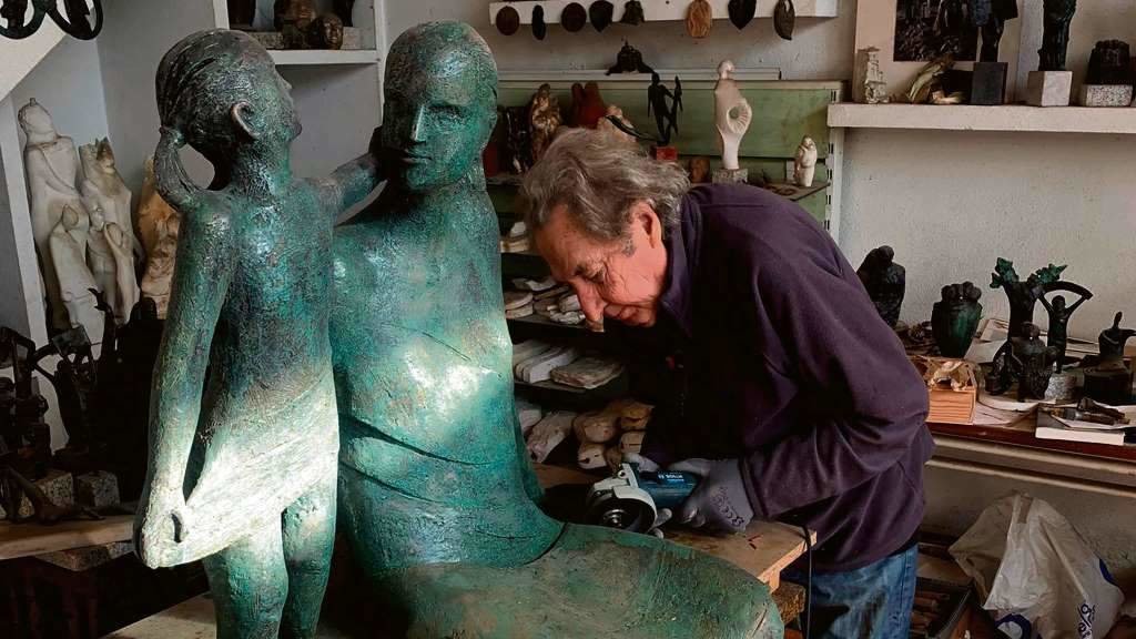 O artista Manuel Buciños segue traballando nas súas esculturas todos os días. (Foto: Nós Diario)