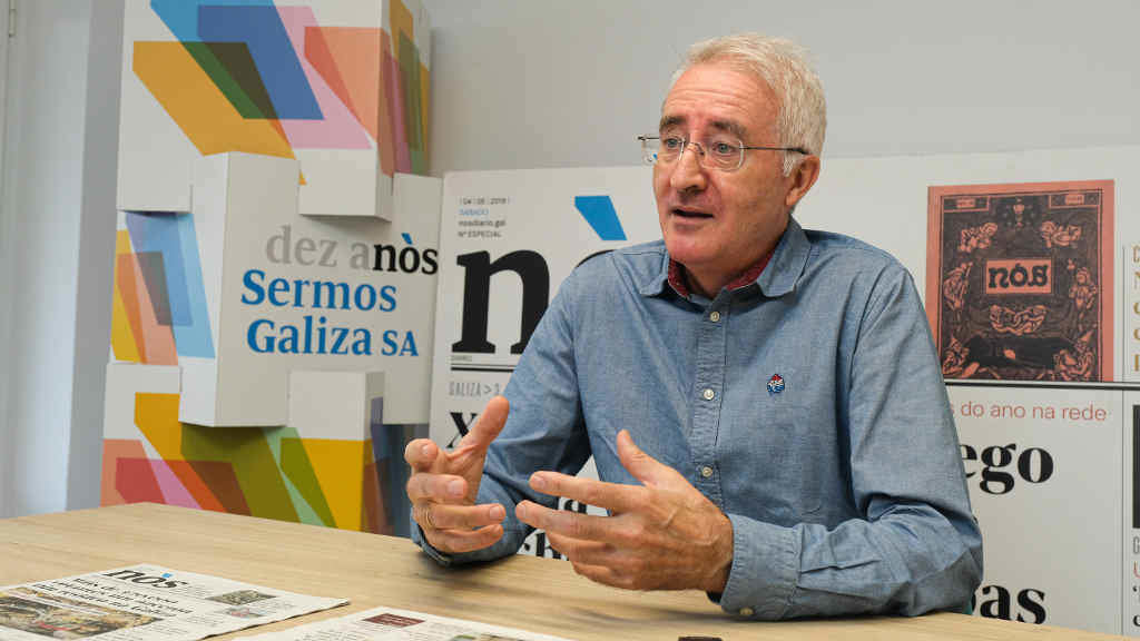 O xornalista Xan Carballa na redacción de 'Nós Diario' (Foto: Arxina).