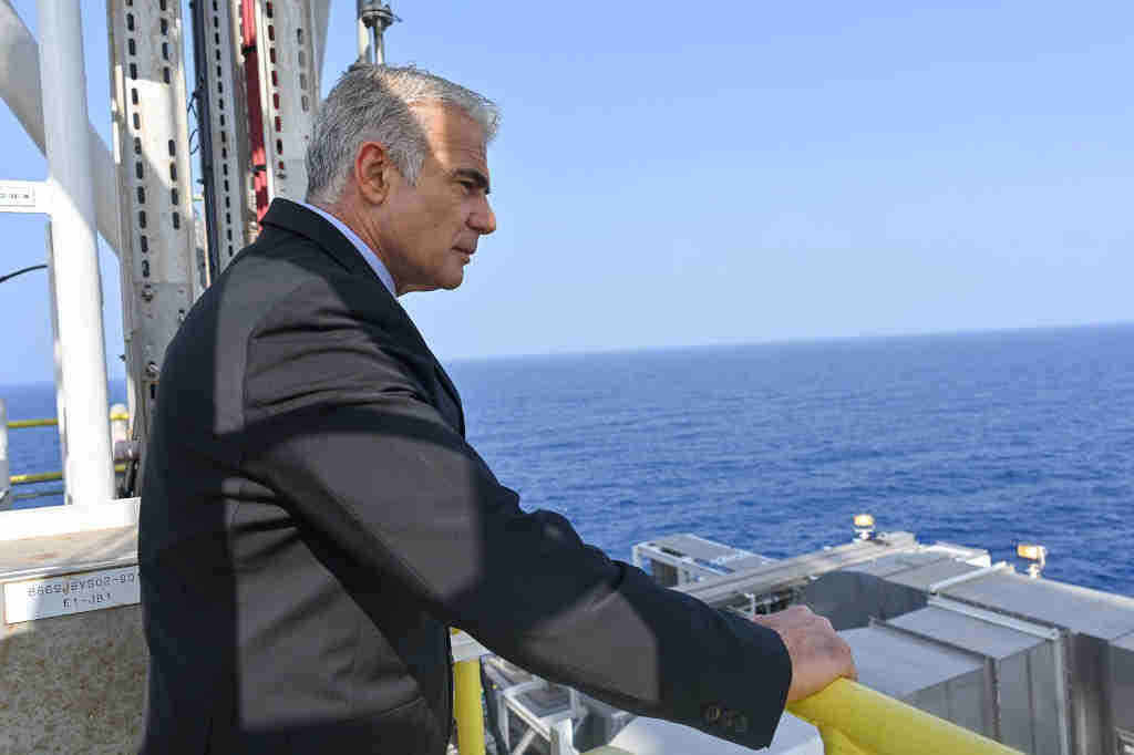O primeiro ministro israelí, Yair Lapid, nunha plataforma de extracción de gas natural no mar Mediterráneo o domingo. (Foto: Kobi Gideon / GPO / dpa)