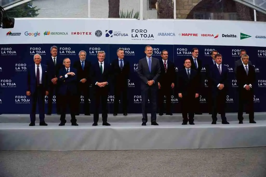 Amancio L&oacute;pez Seixas (segundo pola dereita, en primeira fila) na inauguraci&oacute;n do Foro A Toxa de 2022. (Foto: Europa Press)
