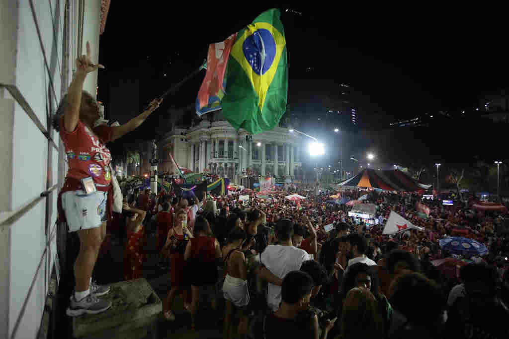Seguidores de Lula da Silvia celebran en Rio de Janeiro a vitoria electoral. (Foto: Fernando Souza / dpa)