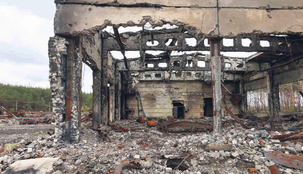 Edificio utilizado como base por Rusia en Izium e recuperado por Ucraína, a segunda feira (Foto: Ukrinform / dpa).