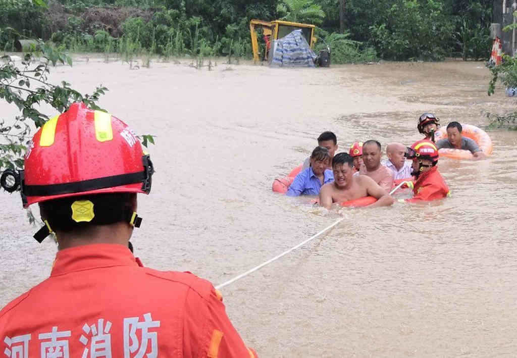 Rescate de persoas afectadas polas inundacións sen precedentes en Xingyang, China, en 2022. (Foto: Organización das Nacións Unidas)