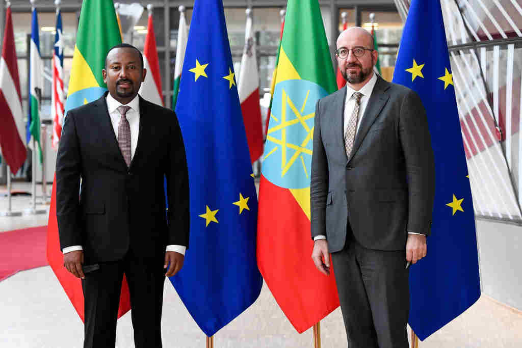 O mandatario etíope, Abiy Ahmed, que declarou a guerra, en Bruxelas xunta Charles Michel, presidente do Consello de Europa. (Foto: European Council / dpa)