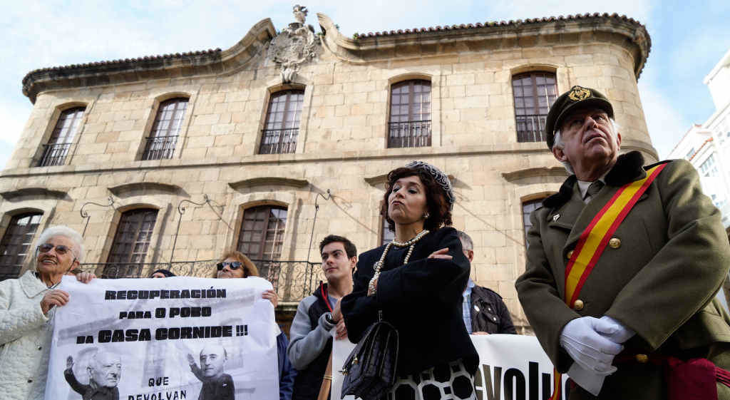 Isa Risco e Fernando Morán representando Carmen Polo e Francisco Franco este sábado na Coruña (Foto: M. Dylan / Europa Press).