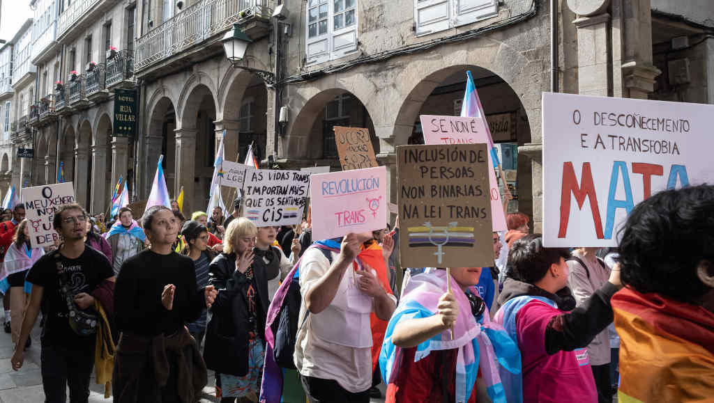 Manifestantes este sábado na zona vella de Compostela (foto: César Arxina / Europa Press).