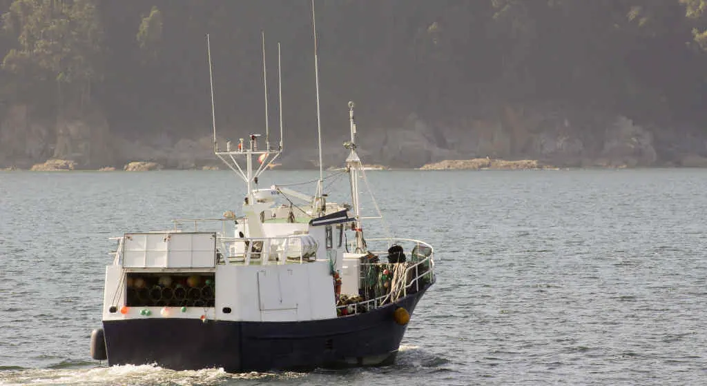 Un barco no porto de Viveiro (Foto: Carlos Castro / Europa Press).