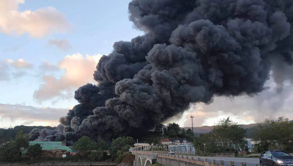 Fume a sa&iacute;r da nave anexa &aacute; f&aacute;brica de cer&aacute;mica Pontesa (Foto: Emilio Luna).