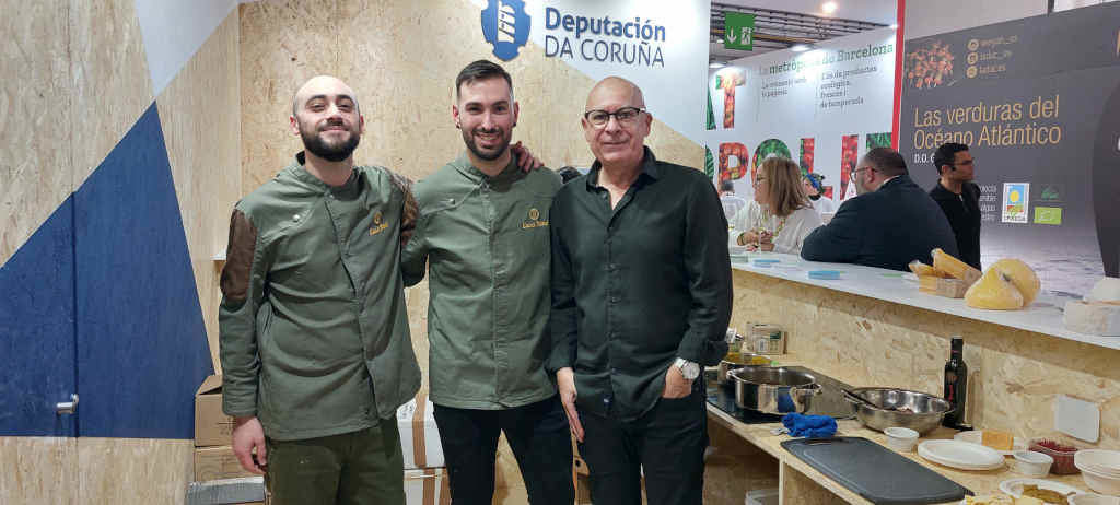 Xosé Regueira (dereita) cos cociñeiros da casa Nene (Foto: Deputación da Coruña).