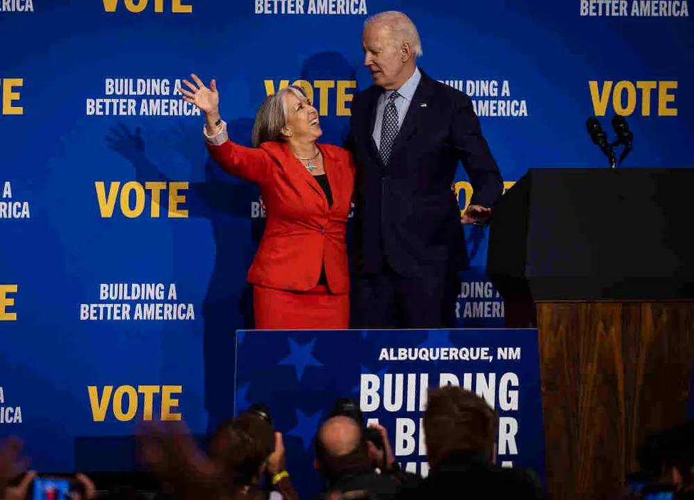 Michelle Lujan Grisham, gobernadora de Novo M&eacute;xico, e Joe Biden, presidente dos EUA, nun acto de campa&ntilde;a a quinta feira. (Albuquerque Journal via ZUMA / d / DPA)
