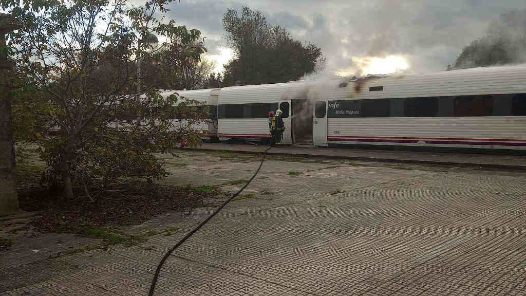 Manobras de extinción do fogo declarado o 6 de novembro nun dos coches do tren de Renfe en Lalín (Foto: Europa Press).