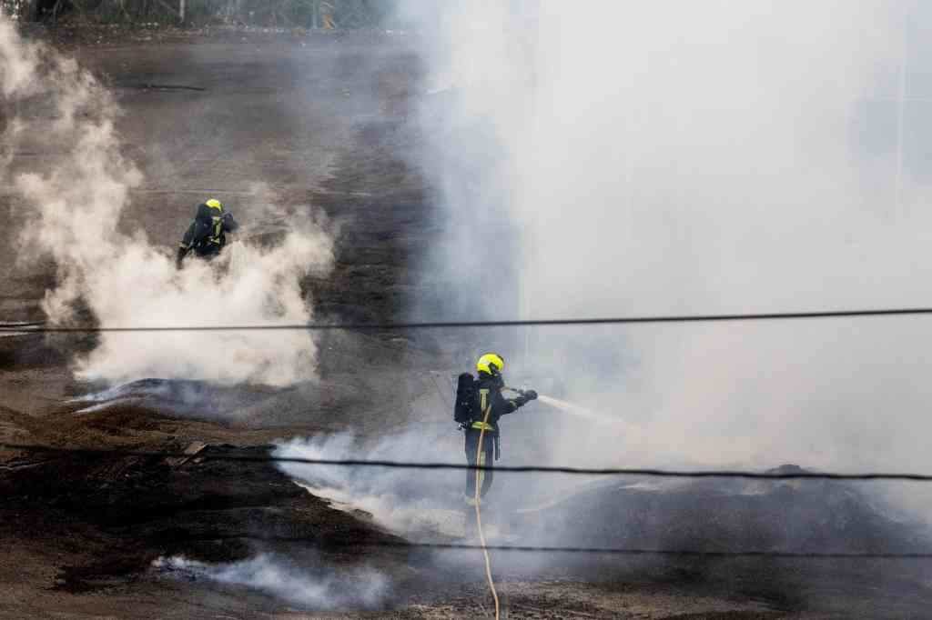 Labores de extinción do incendio na Pontesa. (Foto: Europa Press)