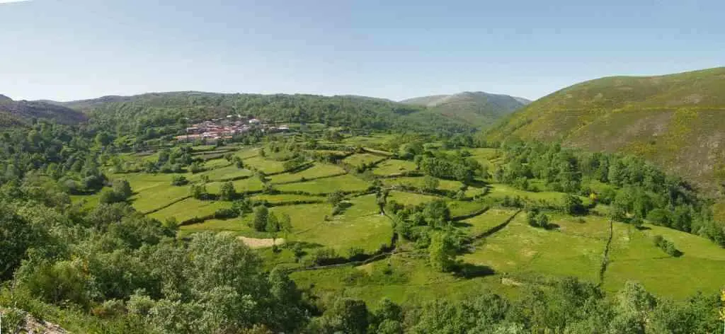Queguas, asentada na aba solleira da serra.