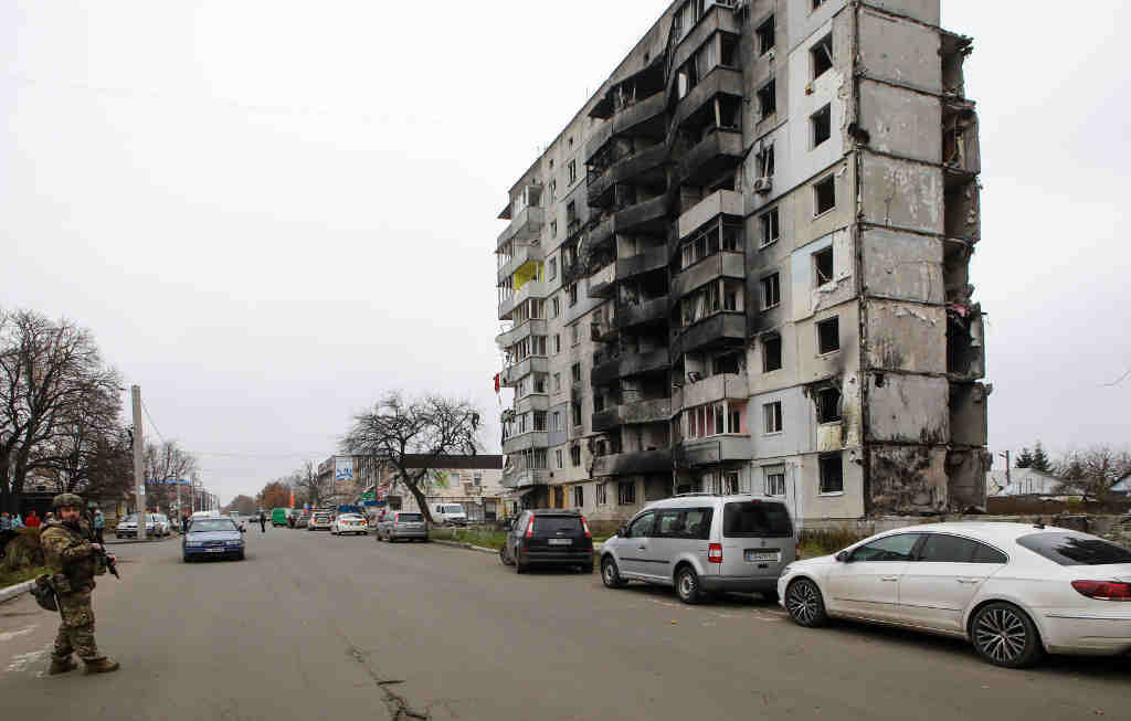 Edificio atacado en Borodianka a quinta feira. (Foto: Ukrinform / dpa)