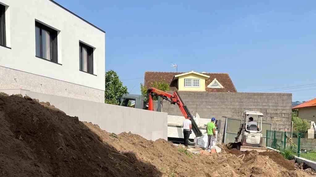 Persoal da construción realiza labores de acondicionamento dunha nova vivenda no municipio de Vigo (Foto: Nós Diario).