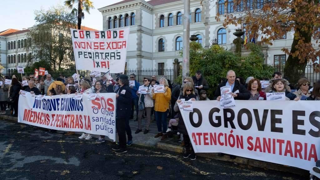 Concentración de SOS Sanidade Pública O Grove diante da sede da Xunta en Compostela, a pasada sexta feira. (Foto: Arxina)