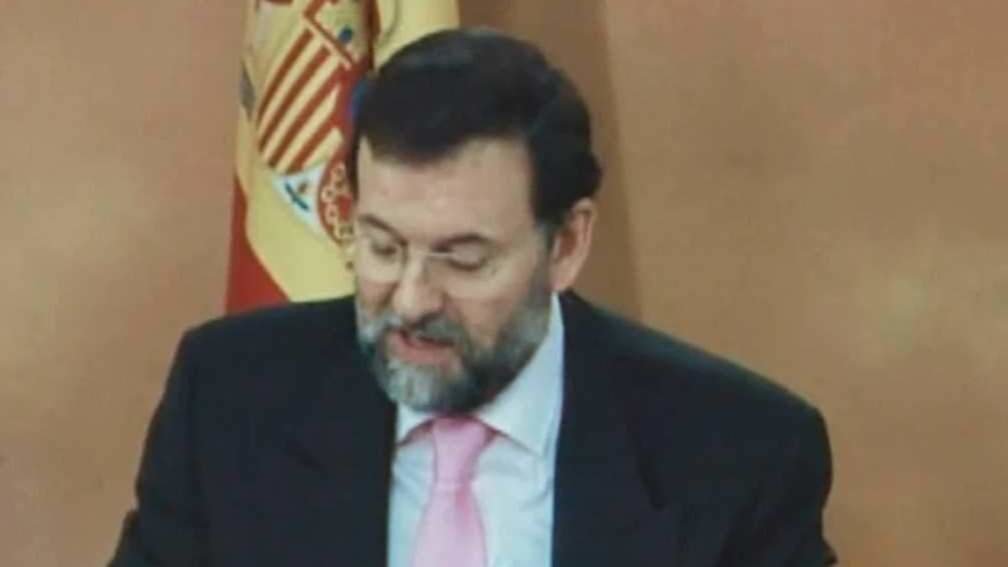 Mariano Raxoi, daquela portavoz do Goberno español, cando pronunciou a súa frase sobre os "pequenos fíos de plastilina" do 'Prestige'. (Foto: RTVE)