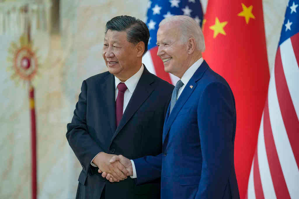 O presidente chinés, Xi Jinping, xunta o seu homólogo estadounidense, Joe Biden, antes de reunirse a segunda feira en Indonesia. (Foto: Casa Branca)