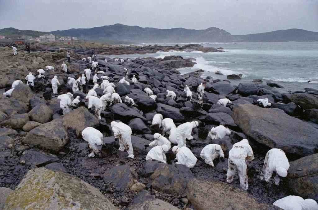 Voluntarios retiran o chapapote das praias de Muxía. (Foto: Álvaro Ballesteros)