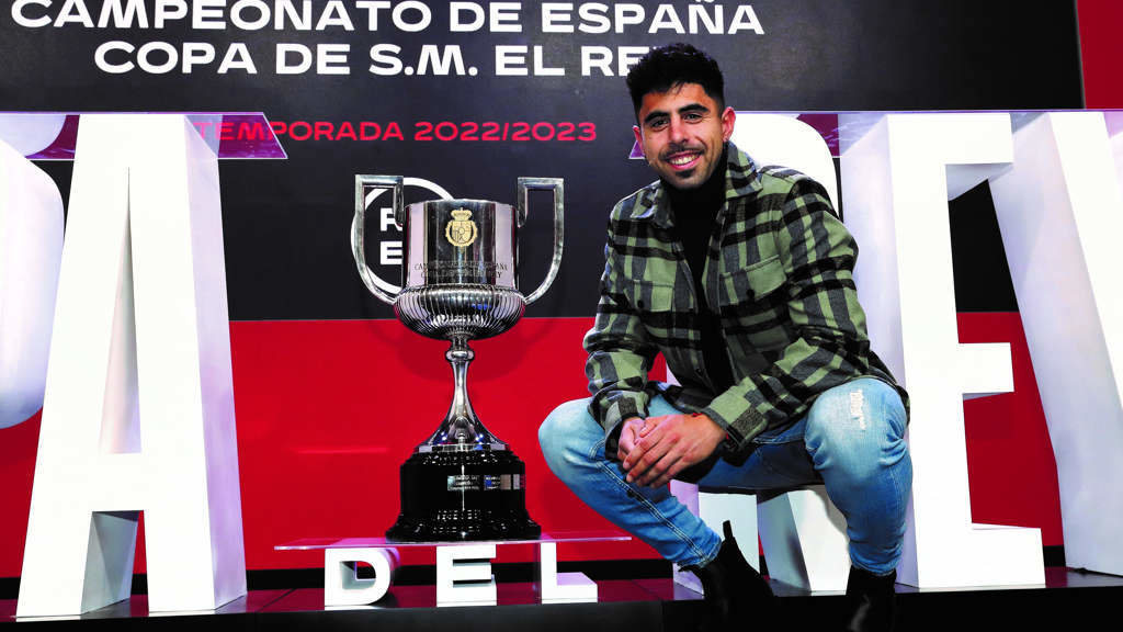 O futbolista do Arenteiro, José Carlos 'Joseca', posando co título de Copa. Alerta de 'spoiler'? (Foto: RFEF).