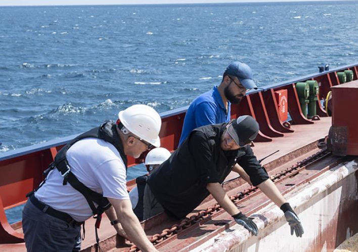 Integrantes do Centro Conxunto de Coordinación do corredor humanitario revisan un barco. (Foto: Levent Kulu / OCHA)