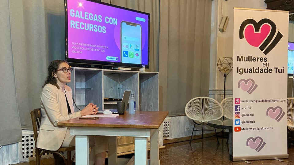 Anabel Solla presentando en Tui a aplicación 'Galegas con Recursos', unha guía fronte a violencia machista (Foto: Nós Diario).
