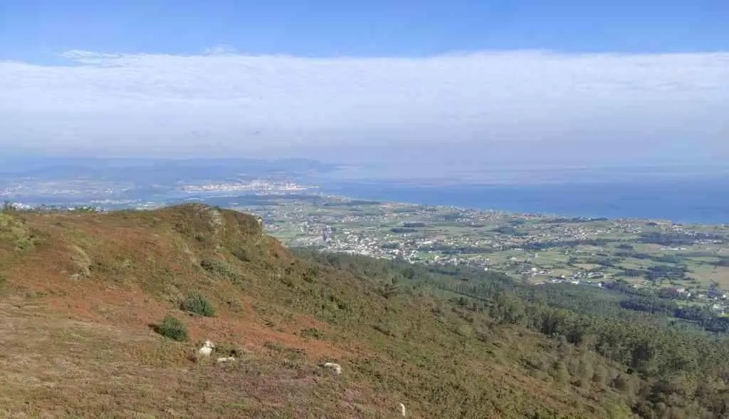 Unha mostra da desfeita territorial na Mari&ntilde;a, con crecementos urban&iacute;sticos f&oacute;ra de control e ladeiras a monte. (Foto: Miguel Pazos)