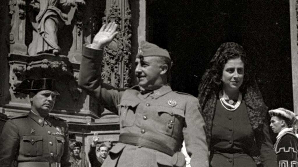 O ditador Francisco Franco, acompañado da súa muller, Carmen Polo, en Donostia. (Foto: Fondo Car-Kutxa Fototeka)
