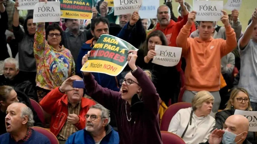 As persoas asistentes ao pleno reprocharon a moci&oacute;n. (Foto: M. Dylan / Europa Press)