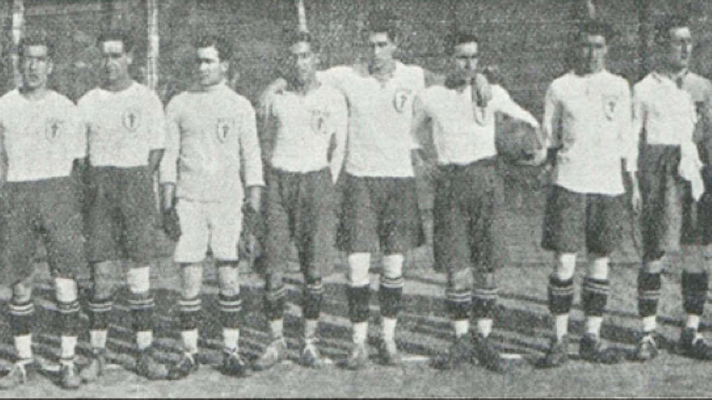 A selección galega dos primeiros tempos vestía con camiseta branca e pantalón azul.