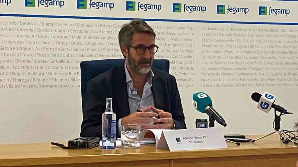 O presidente da Fegamp, Alberto Varela, onte en rolda de prensa. (Foto: Fegamp)
