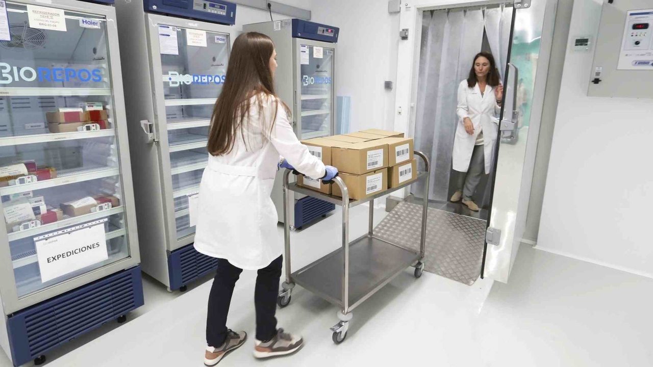 Sanitarias transportan doses para a vacinación contra a Covid (Foto: Xunta).