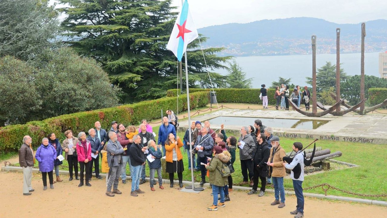 Acto de izado da bandeira galega este sábado en Vigo (Foto: Nós Diario).