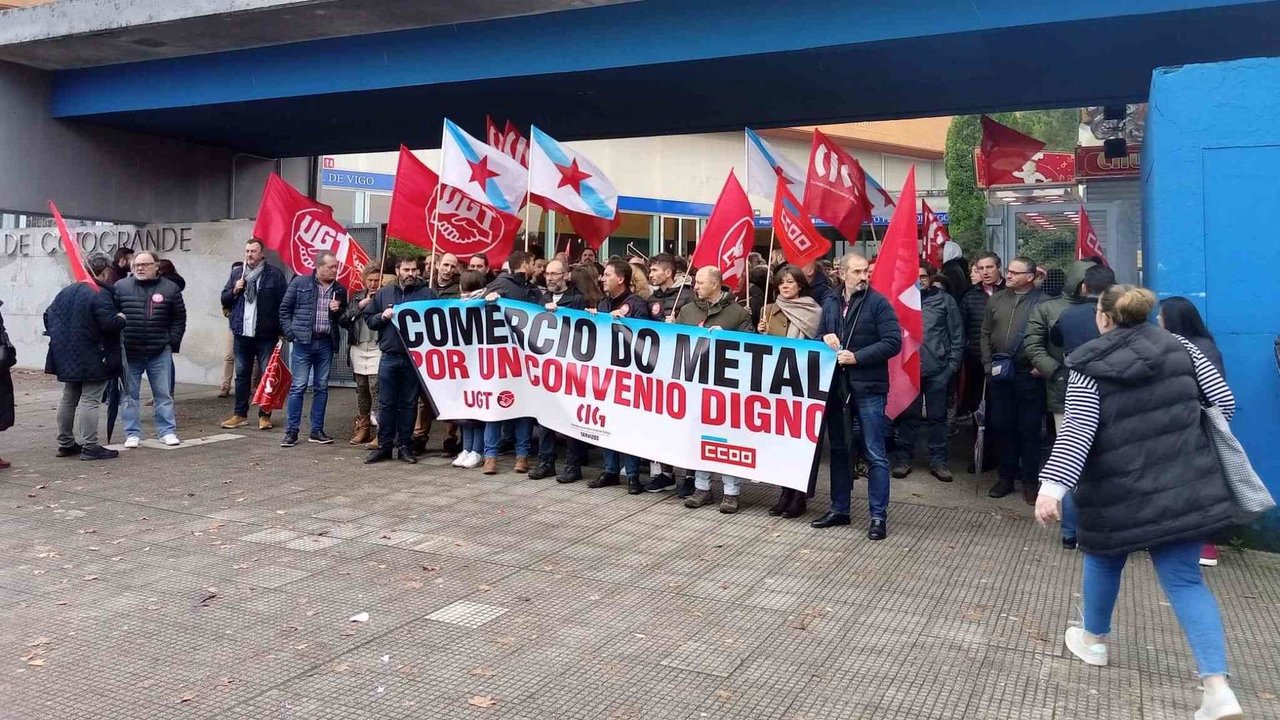 Concentración do sector do comercio do metal, este sábado en Vigo (Foto: Nós Diario)