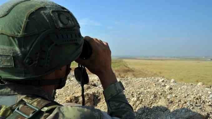 Militar turco observa a través duns prismáticos (Foto: Ministerio de Defensa turco).