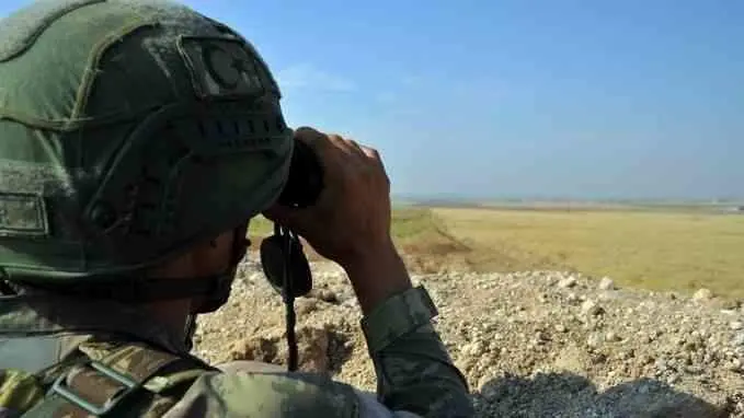 Militar turco observa a trav&eacute;s duns prism&aacute;ticos (Foto: Ministerio de Defensa turco).