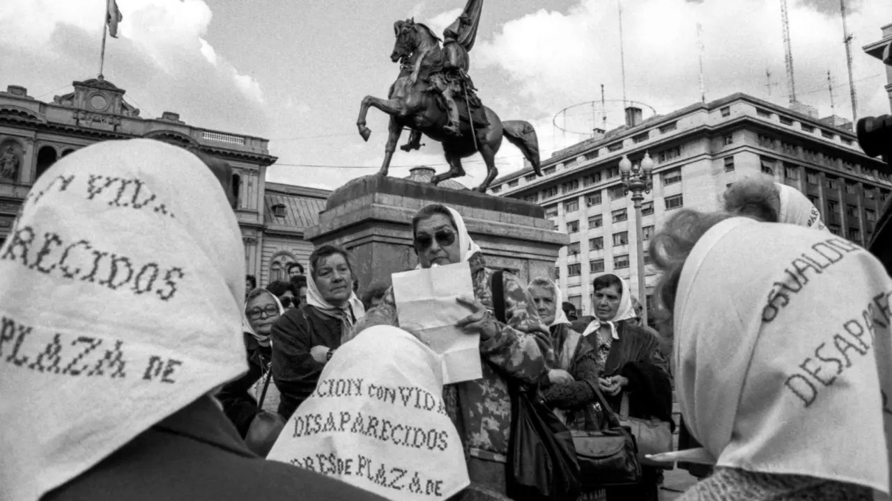 Hebe de Bonafini durante a lectura dun discurso en agosto de 1989 (Foto: Paulo Slachevsky)