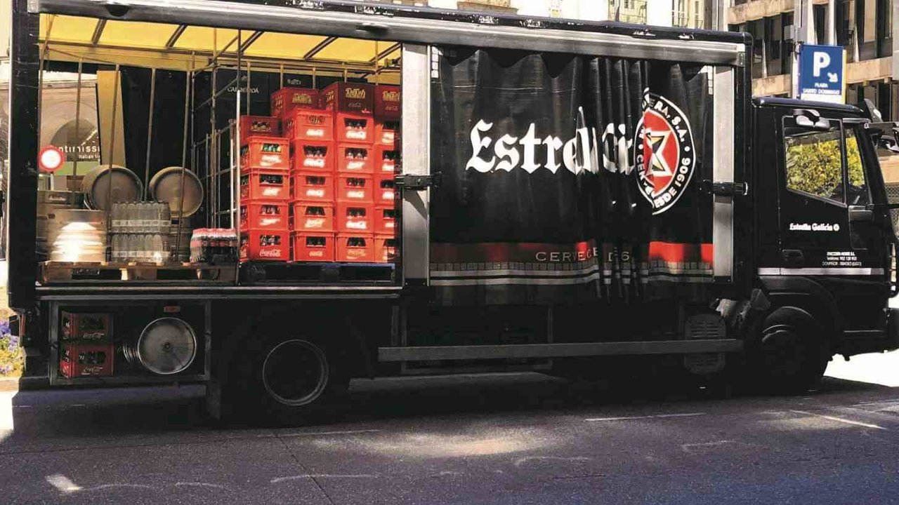 Camión distribuidor de produtos de Hijos de Rivera (Estrella Galicia) con caixas de Coca-Cola no seu interior (Foto: Jose Luis Rodríguez).