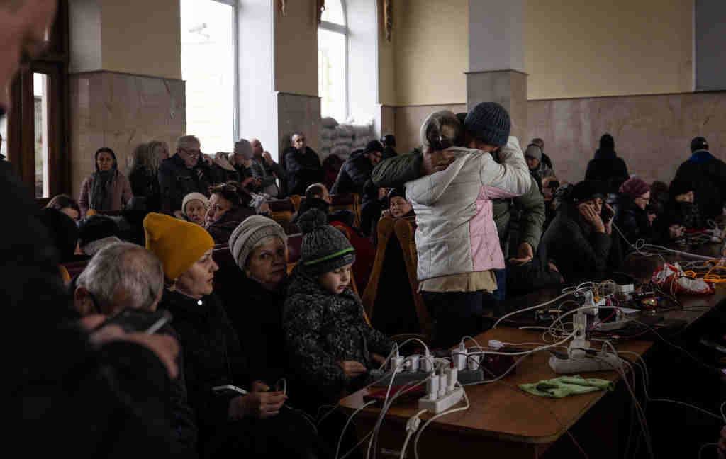 Persoas refuxiadas en Khersón a segunda feira. (Foto: Svet Jacqueline / ZUMA Press Wire / DPA)