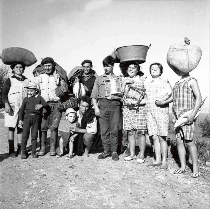 Grupo de persoas no Fondo Fotográfico Rey-Henningsen. Museo do Pobo Galego, 1967.