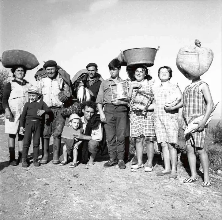 Grupo de persoas no Fondo Fotogr&aacute;fico Rey-Henningsen. Museo do Pobo Galego, 1967.
