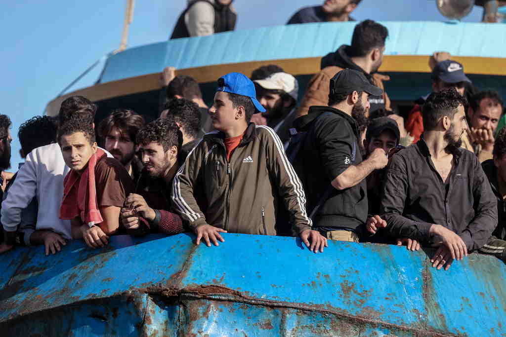 Arredor de 400 persoas ateigan un barco pesqueiro que chegou ao porto de Palaiochora, en Creta (Grecia), a pasada terza feira. (Foto: Eurokinissi / Eurokinissi via ZUMA / DPA)