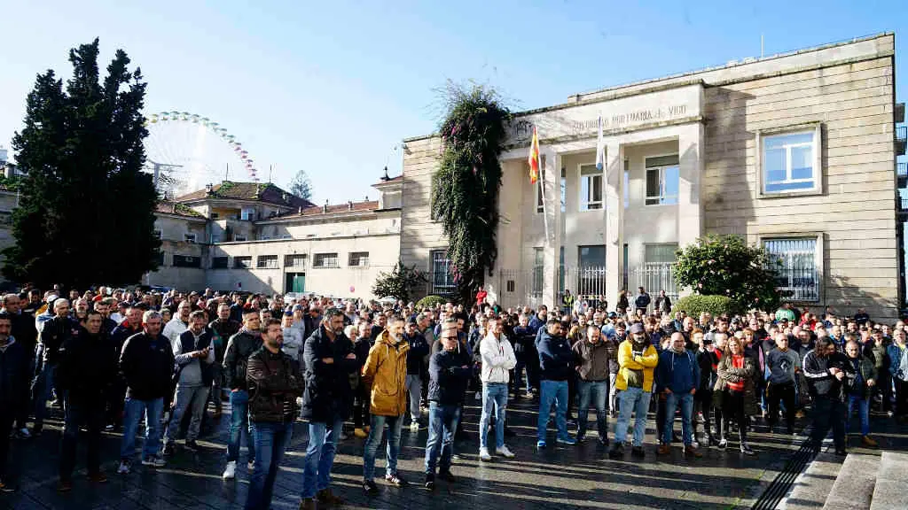 Traballadores de estaleiros concentr&aacute;ronse onte en Vigo pola morte dun traballador nas instalaci&oacute;ns de Cardama (Foto: Javier V&aacute;zquez / Europa Press).