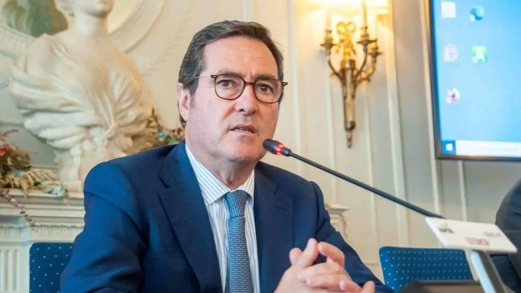 O presidente da patronal espa&ntilde;ola, Antonio Garamendi, nunha rolda de prensa. (Foto: Apie)